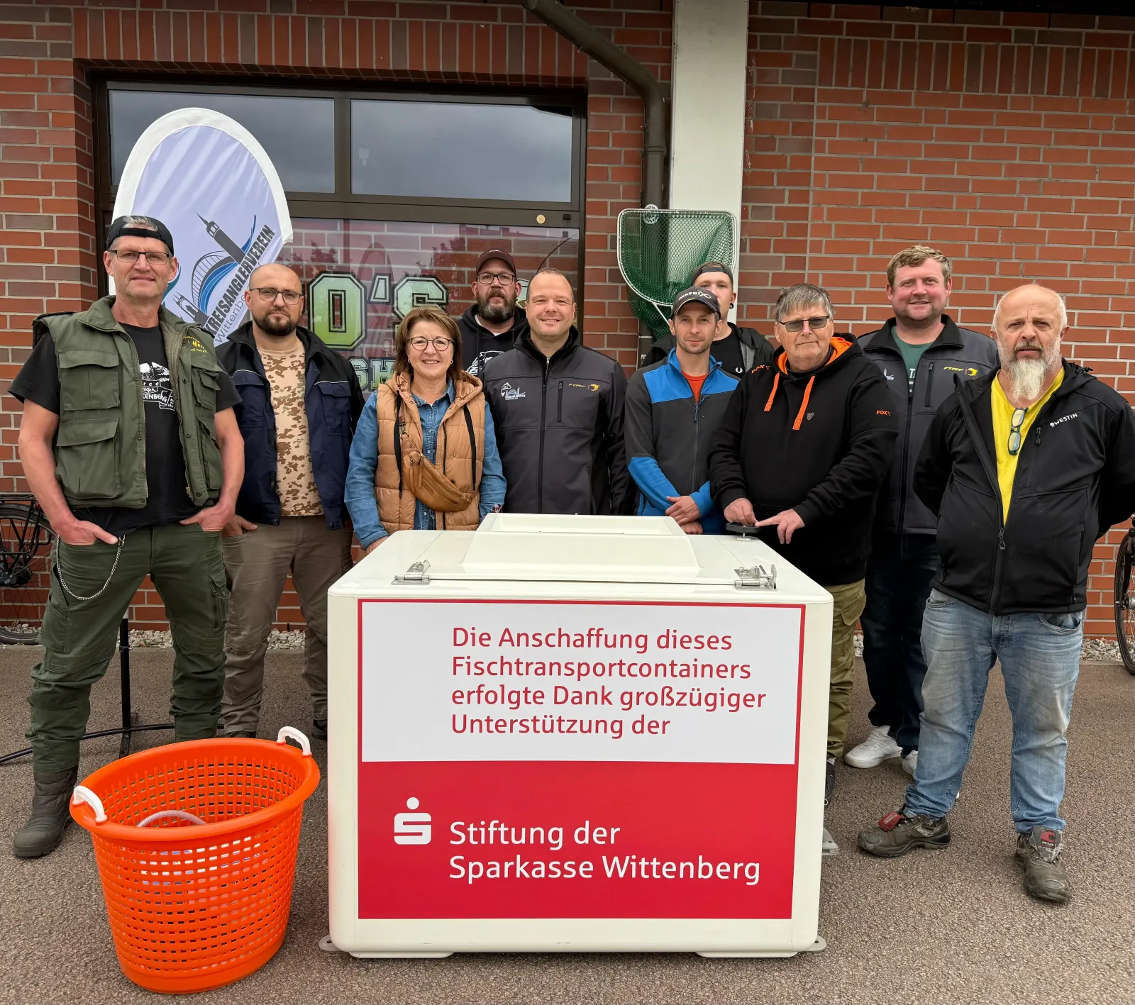 Übergabe moderner Fischtransportbehälter