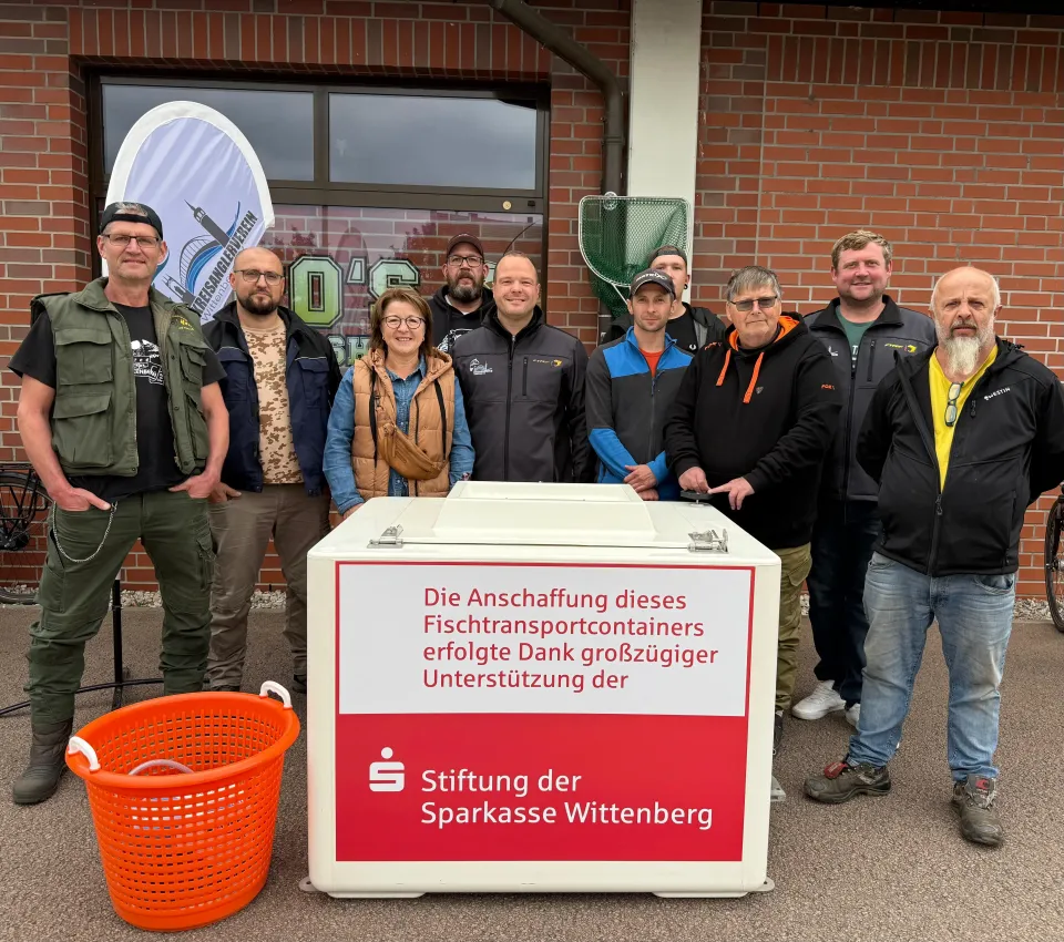 Übergabe moderner Fischtransportbehälter