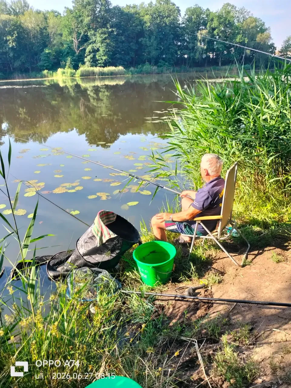 Angler entspannt am See beim Angeln