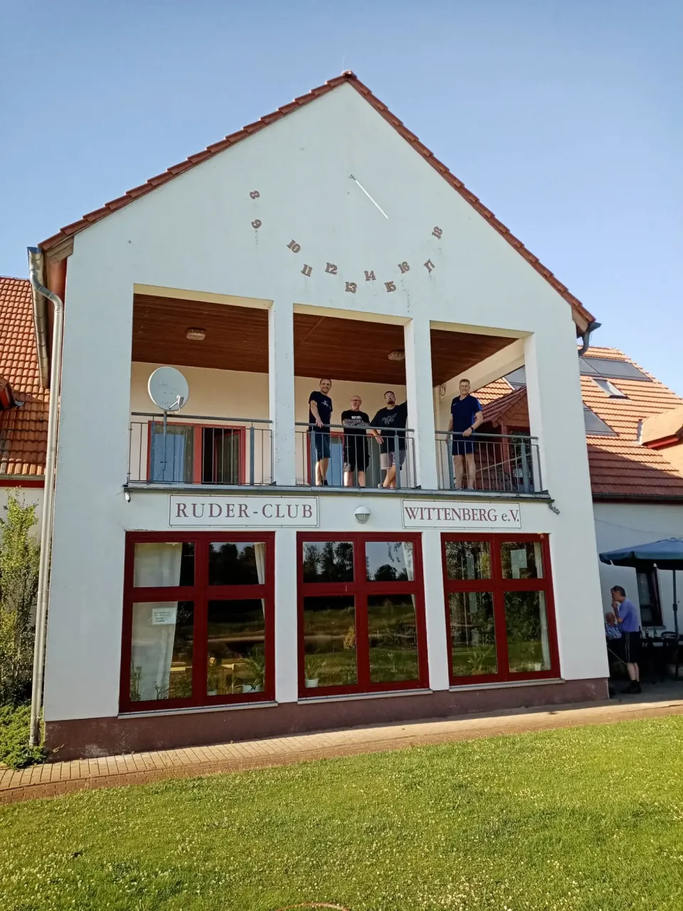Teilnehmer auf dem Balkon des Ruder-Club Wittenberg e.V.