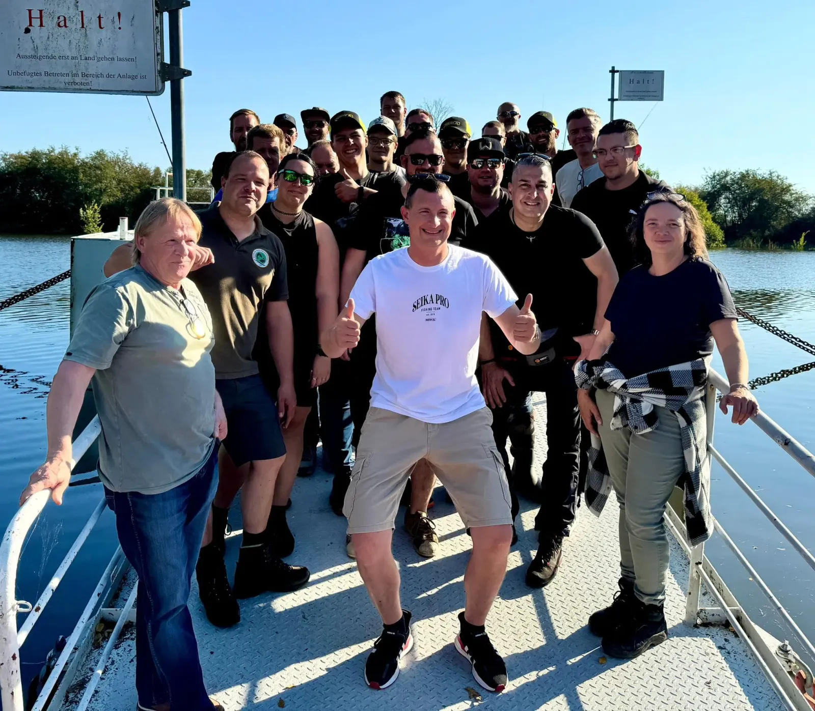 Junge Angler nach der bestandenen Prüfung