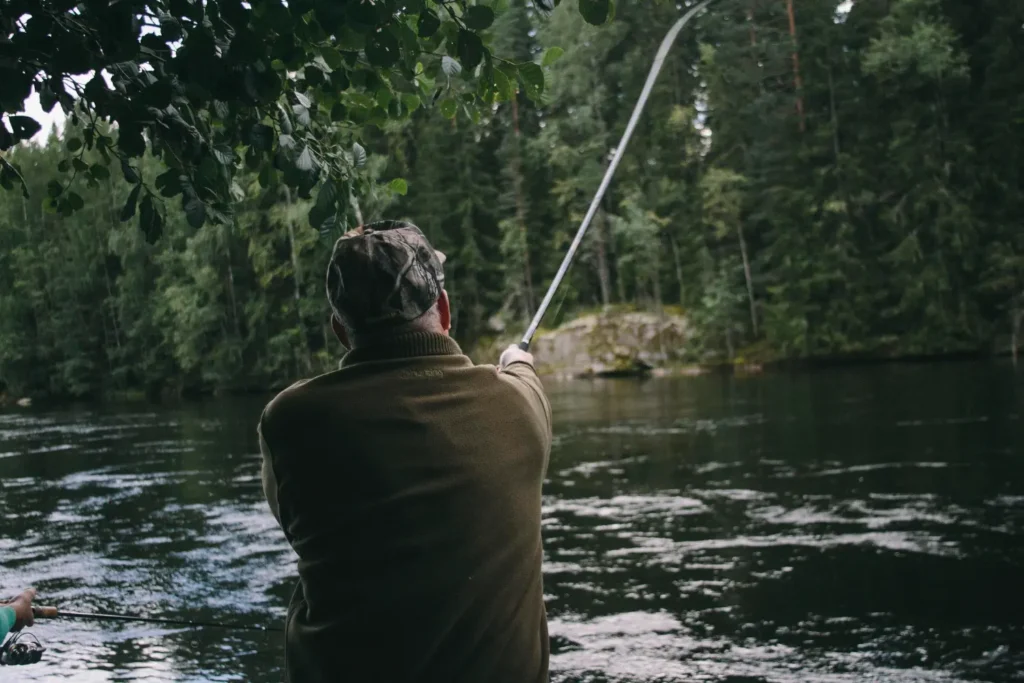 Symbolfoto Angler beim Fischen am Fluss