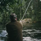 Symbolfoto Angler beim Fischen am Fluss