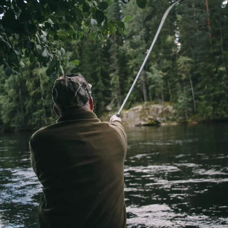 Symbolfoto Angler beim Fischen am Fluss