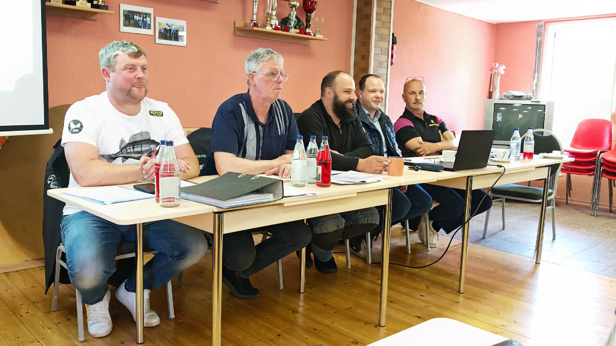 Blick durch den Versammlungsraum mit allen Teilnehmern