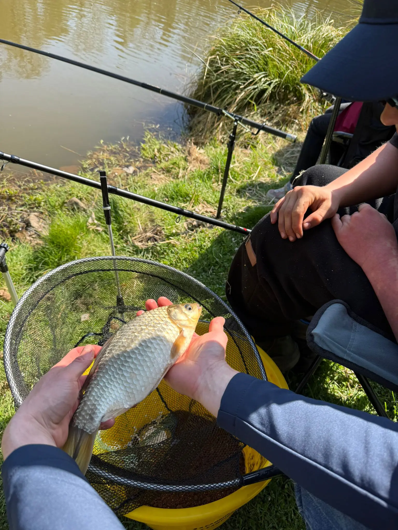 Gruppenfoto der Teilnehmer am Tisch im Wald
