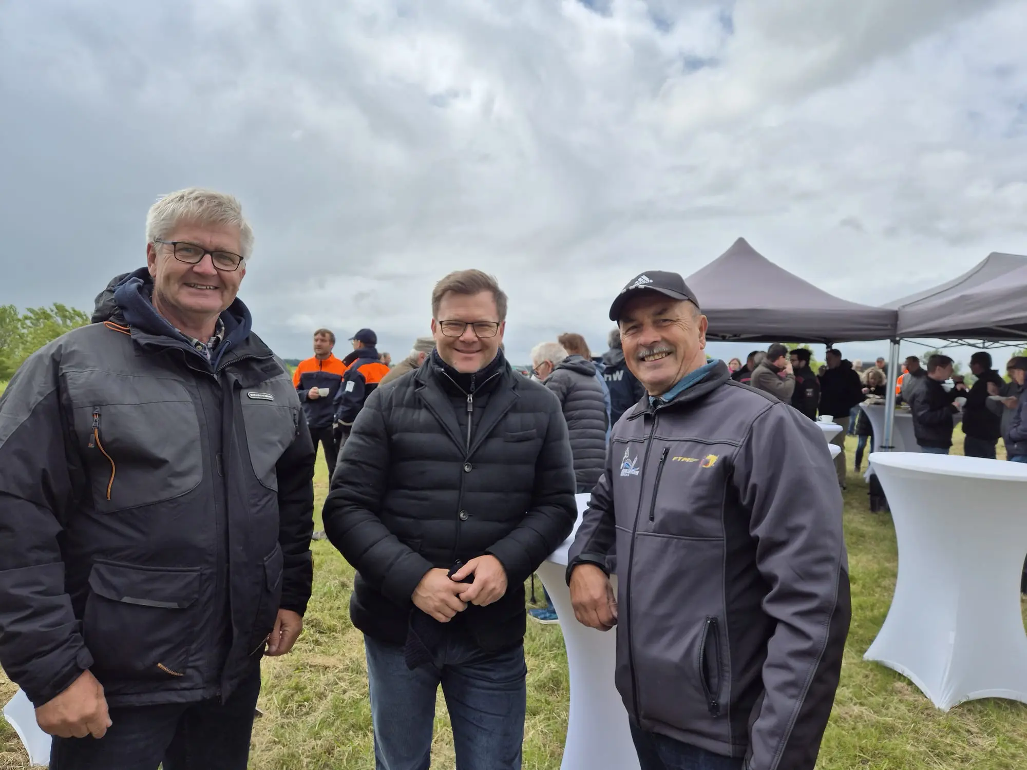 Wolfgang Okert (links), Bundesumweltminister Carsten Schneider (Mitte) und Alexander Grundt (rechts) im Gespräch