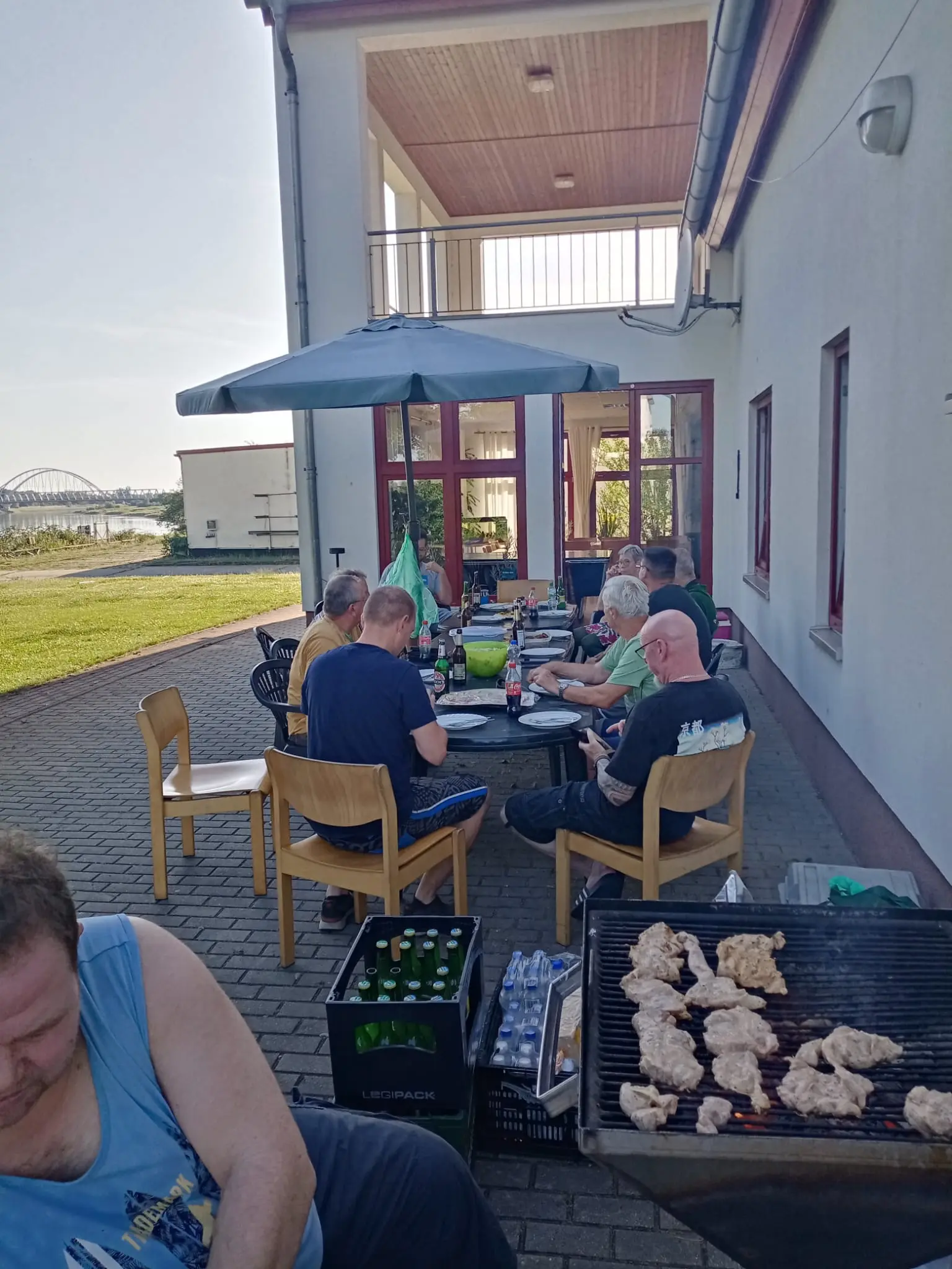 Grillen und zusammensitzen mit den Angelnfreunden