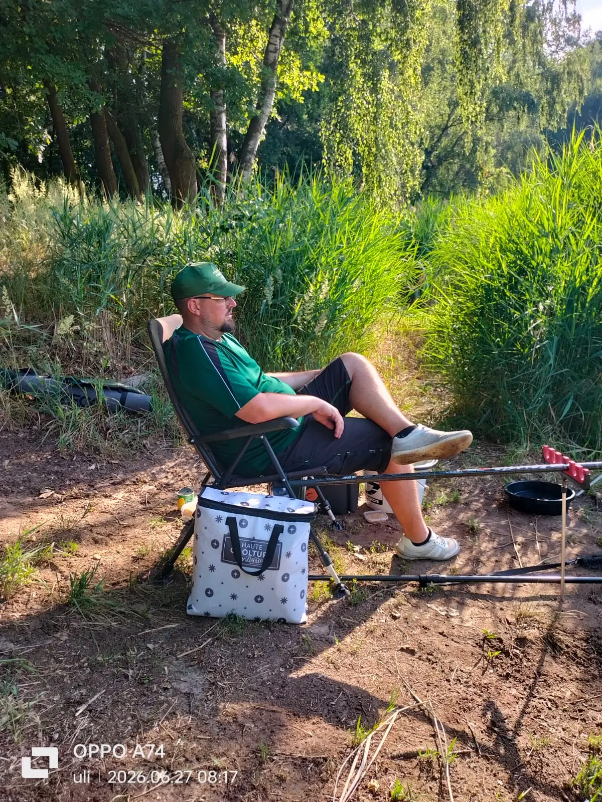 Gemeinsames Grillen und Beisammensein am Vereinshaus mit Blick auf die Elbe