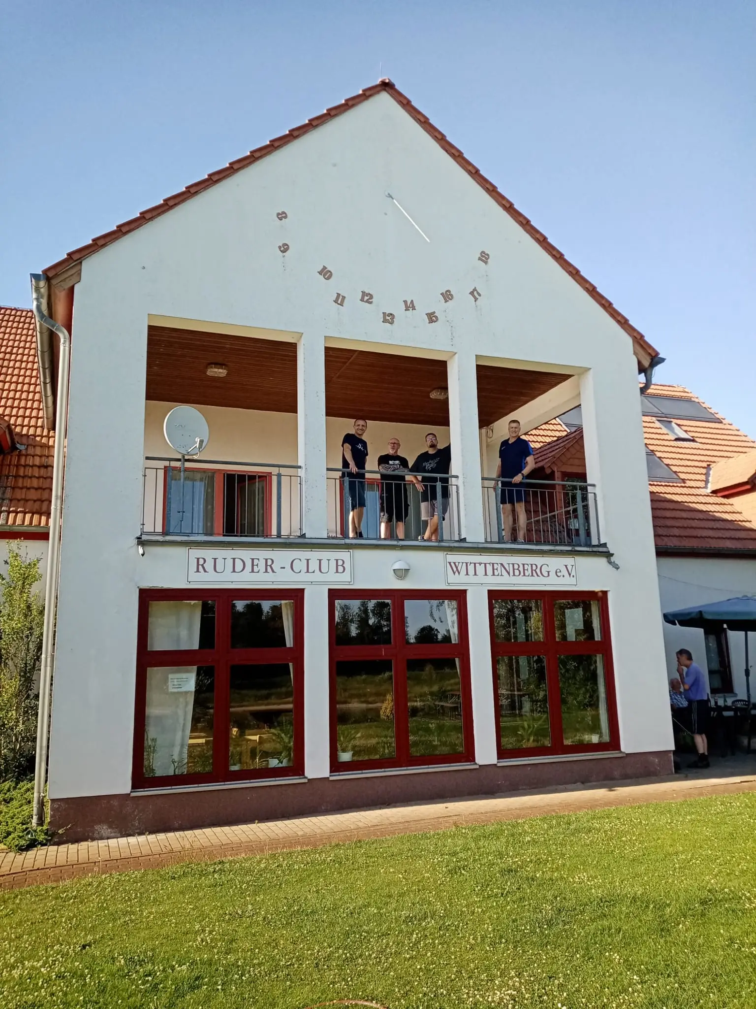 Teilnehmer auf dem Balkon des Ruder-Club Wittenberg e.V.