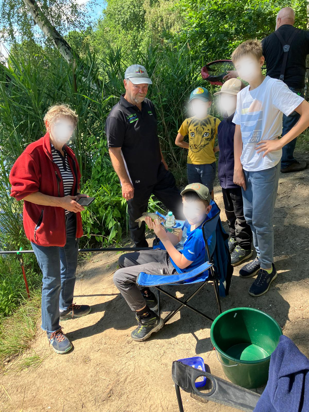 Kinder und Betreuer beim Angeln am Ufer des Großen Teichs in Reinsdorf