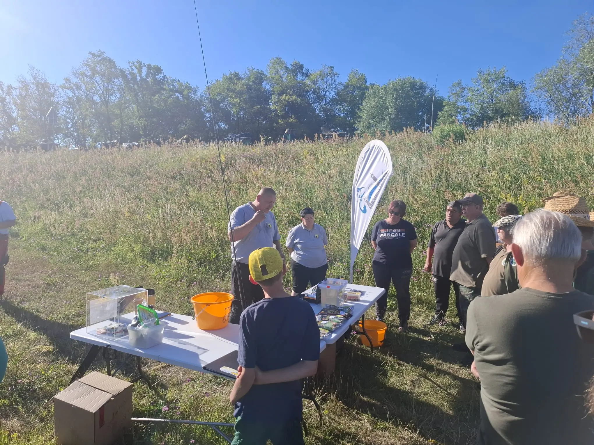 Teilnehmer verfolgen das Method-Feeder-Seminar am Gerätetisch, im Hintergrund die Beachflag des KAV Wittenberg